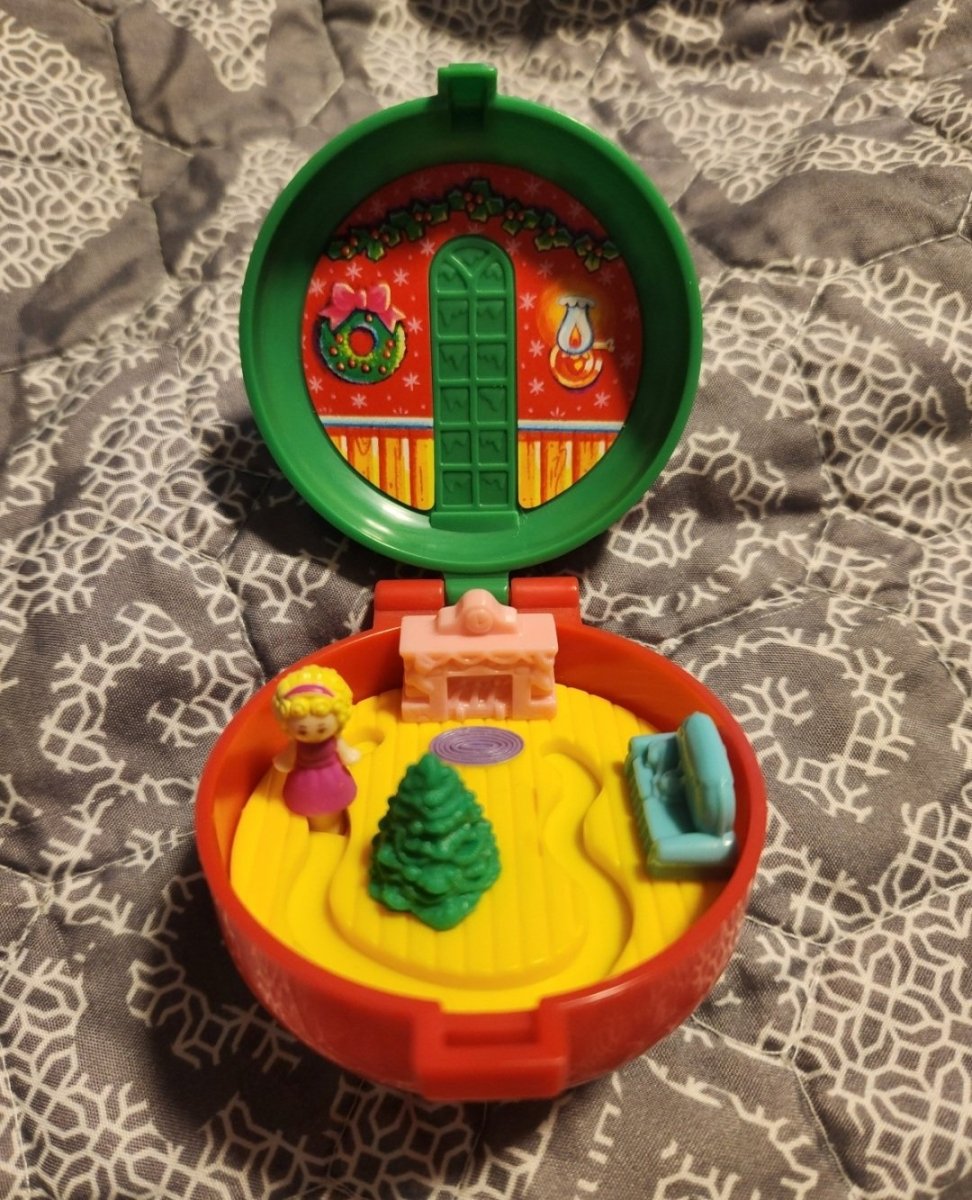 1993 Polly Pocket Christmas Wreath Compact - Collectible Toys - ThrowbackBuys - Forevertreasuresthrift