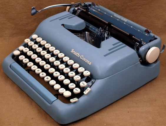 Vintage - Typewriter: Cast Iron Mechanical Typewriter