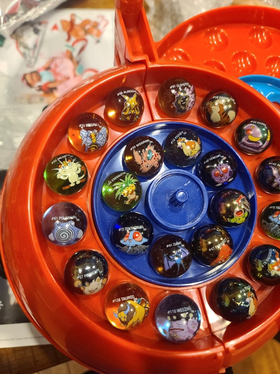 2000 - Toy Biz: Pokemon Pokeball Carrying Case w/25 Marbles - Action Figures & Collectibles - ThrowbackBuys - Kisara358