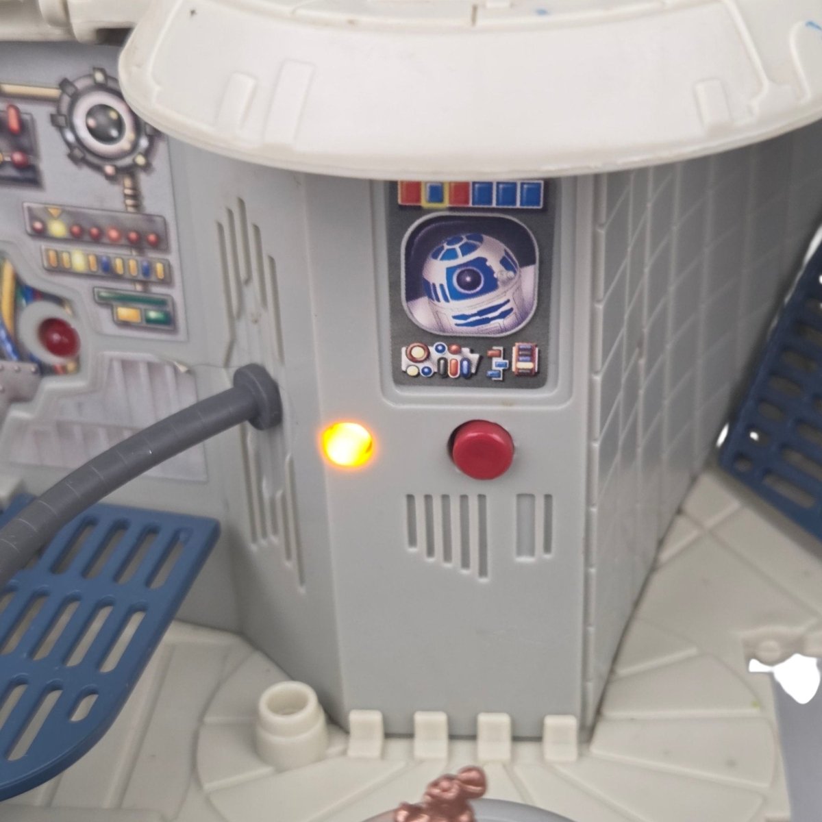 2001 – Hasbro: Star Wars Millennium Falcon Playset with Galactic Heroes Figures - Action Figures & Collectibles - ThrowbackBuys - A N E 1 Stop Shop