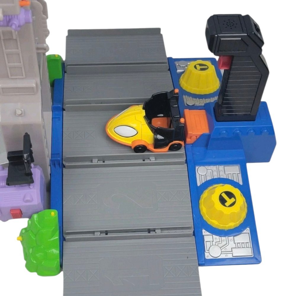 2004 - Teen Titans Go Titans Launch Tower - Bandai - Action Figures & Collectibles - ThrowbackBuys - A N E 1 Stop Shop