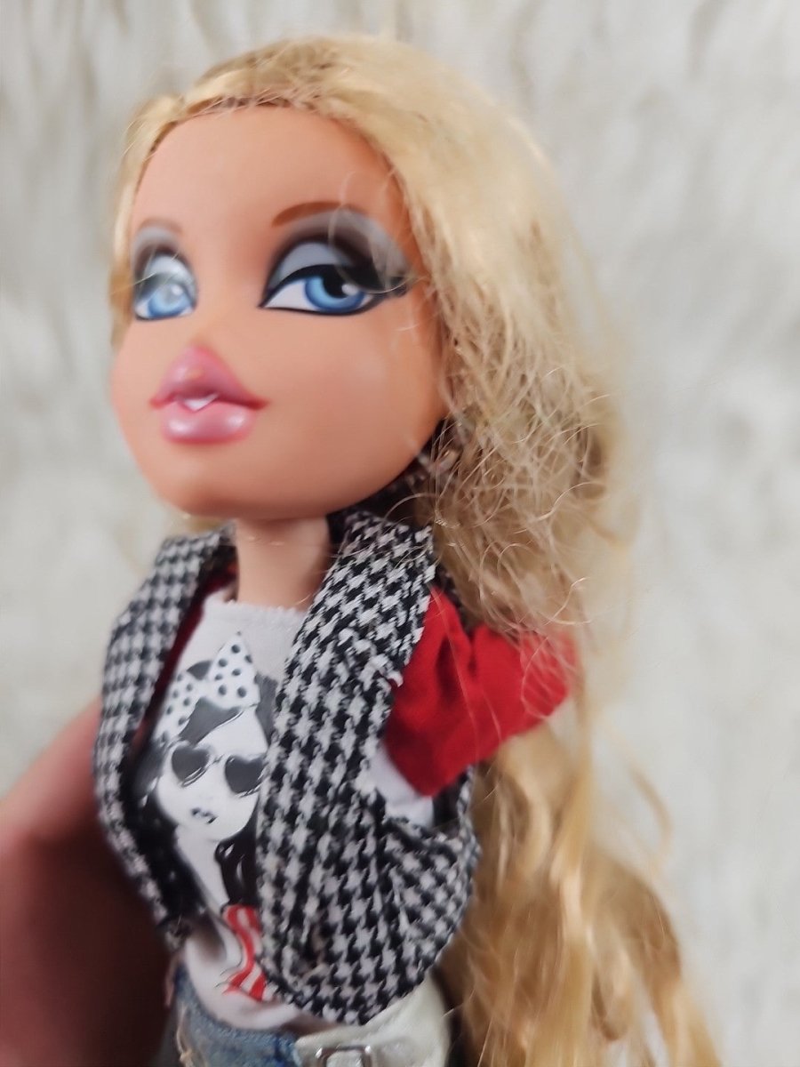 2010 - Bratz CLOE Doll LET'S TALK MGA 10th Anniversary And Bratz Style It! Jaylen - Dolls - ThrowbackBuys - The Thrifty Gypsyy Shop