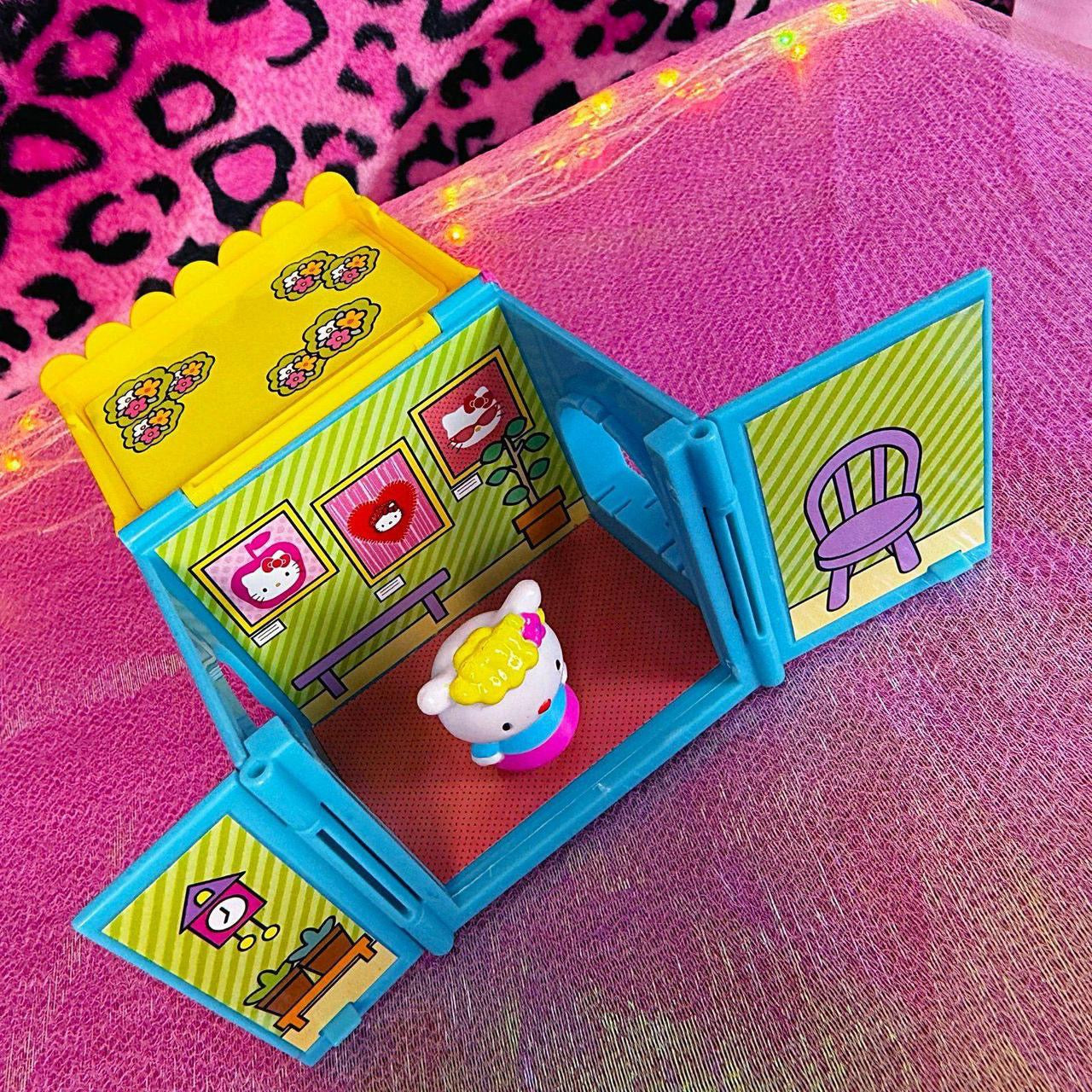 2009 Hello Kitty World Art Gallery Playset