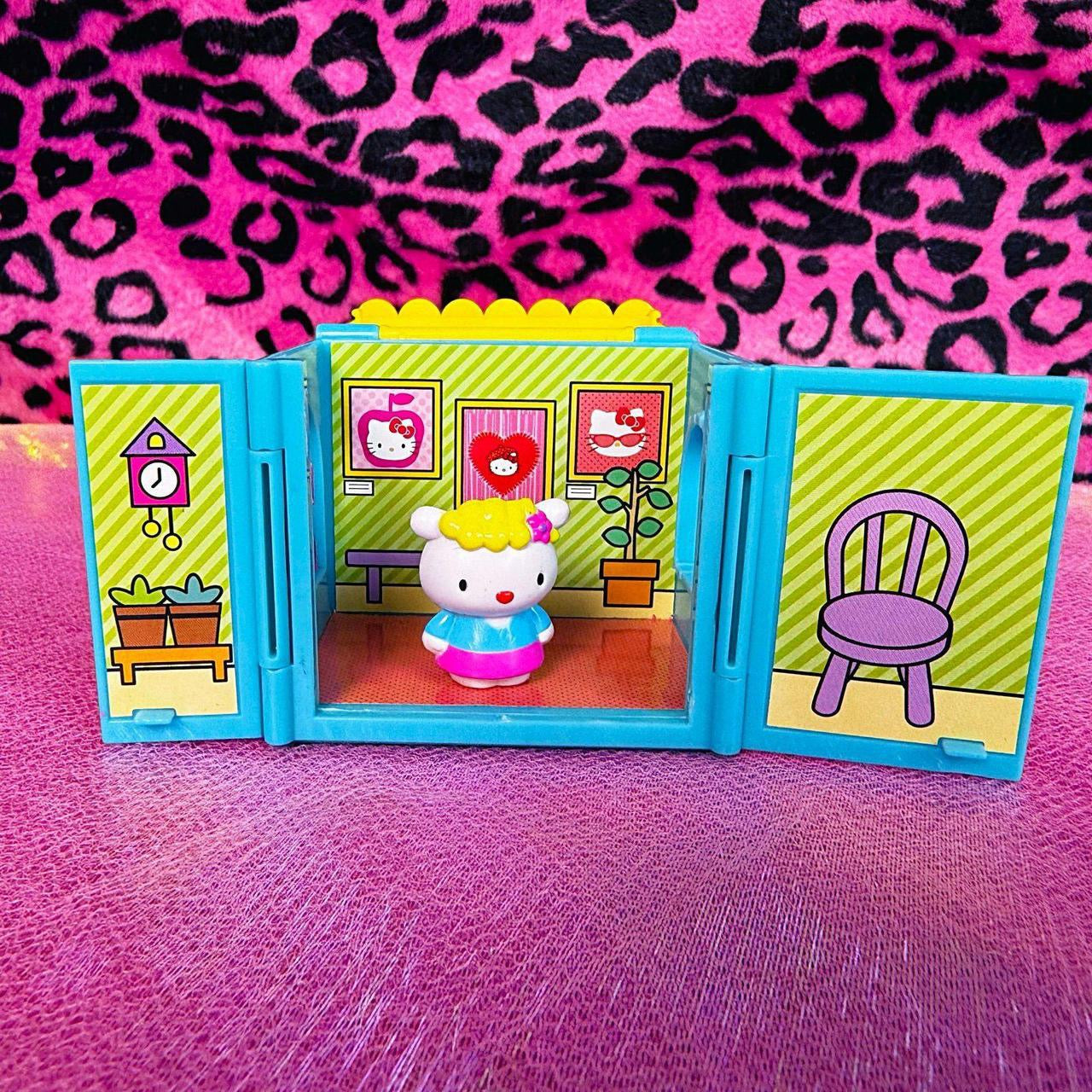 2009 Hello Kitty World Art Gallery Playset