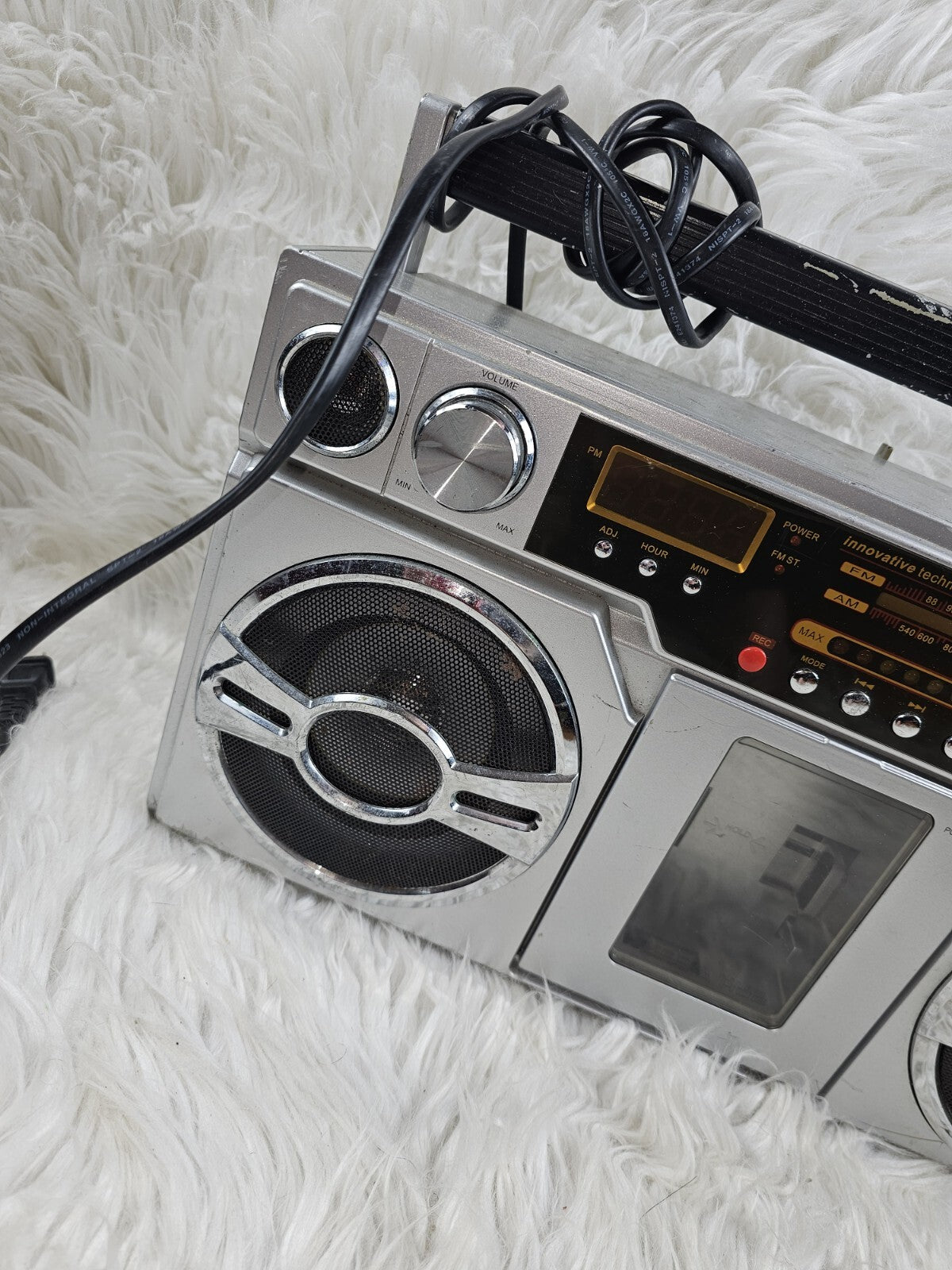 Retro Style Boombox Innovative Technology Digital Mix Maker ITBB-1980i Aux/FM/A