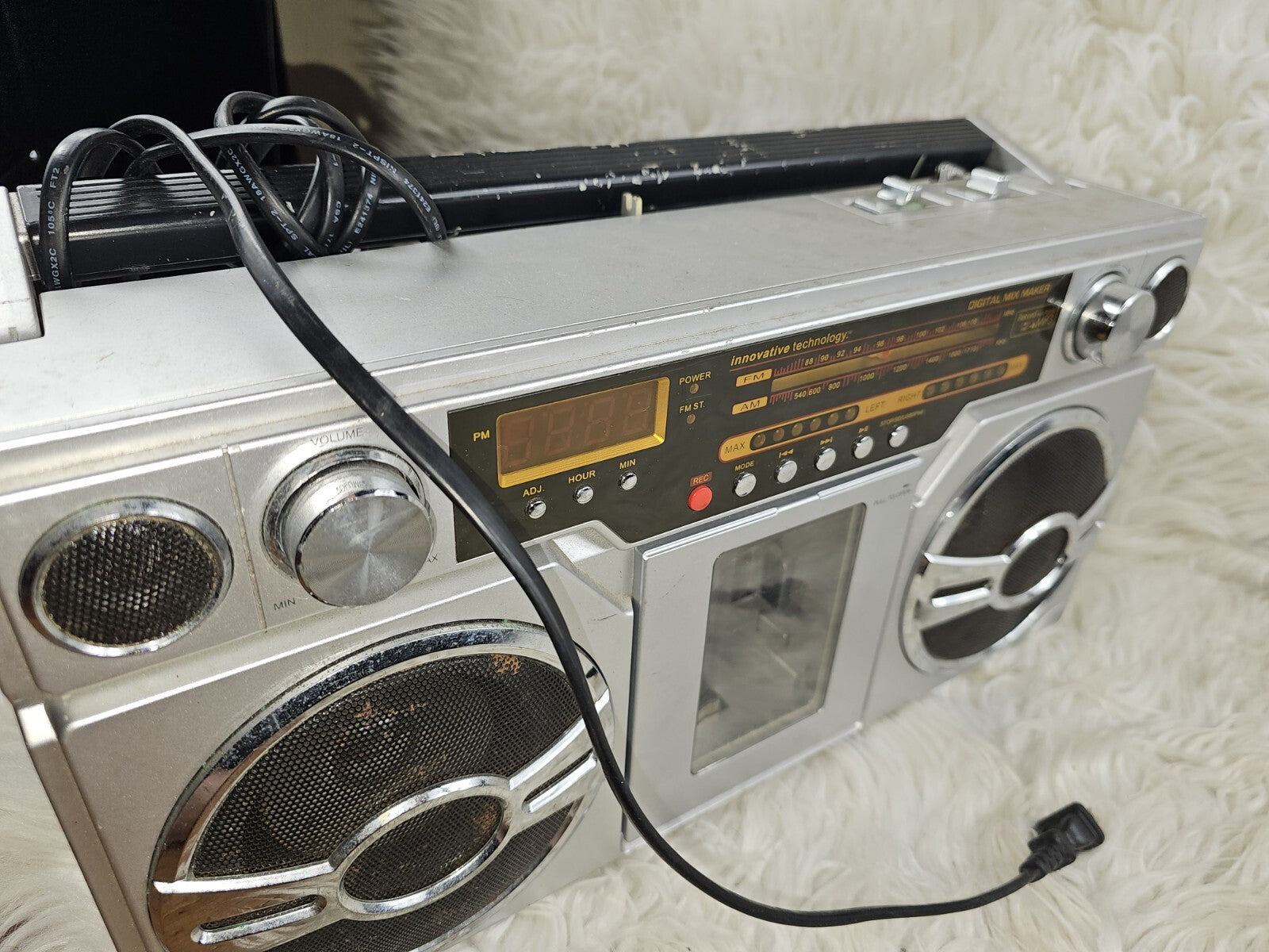 Retro Style Boombox Innovative Technology Digital Mix Maker ITBB-1980i Aux/FM/A