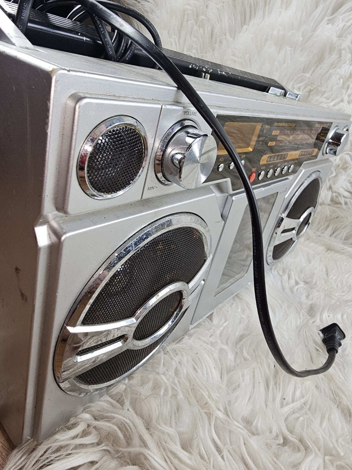 Retro Style Boombox Innovative Technology Digital Mix Maker ITBB-1980i Aux/FM/A