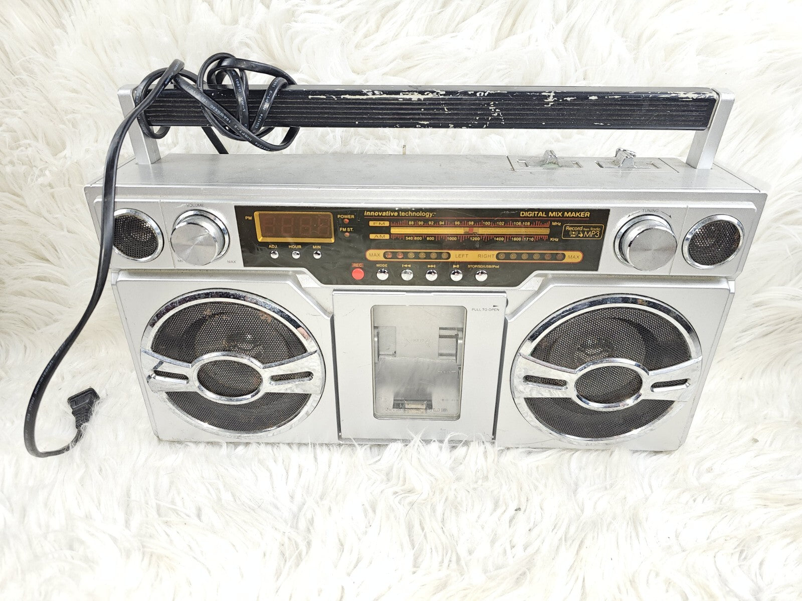 Retro Style Boombox Innovative Technology Digital Mix Maker ITBB-1980i Aux/FM/A