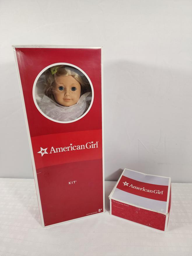 2000 - American Girl Kit Kittredge Doll (F7736-AFIA) w/ Play & Display Stand - 18 in