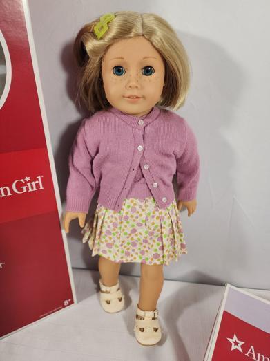 2000 - American Girl Kit Kittredge Doll (F7736-AFIA) w/ Play & Display Stand - 18 in