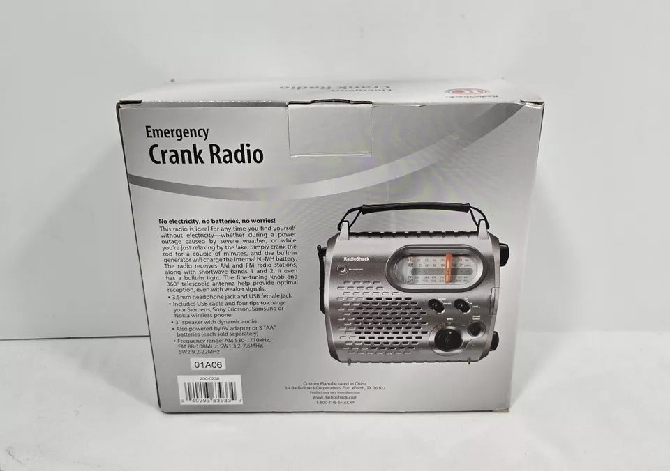 RADIO SHACK 20-238 Emergency Crank Radio with Light AM/FM SW1 SW2 USB, NIB