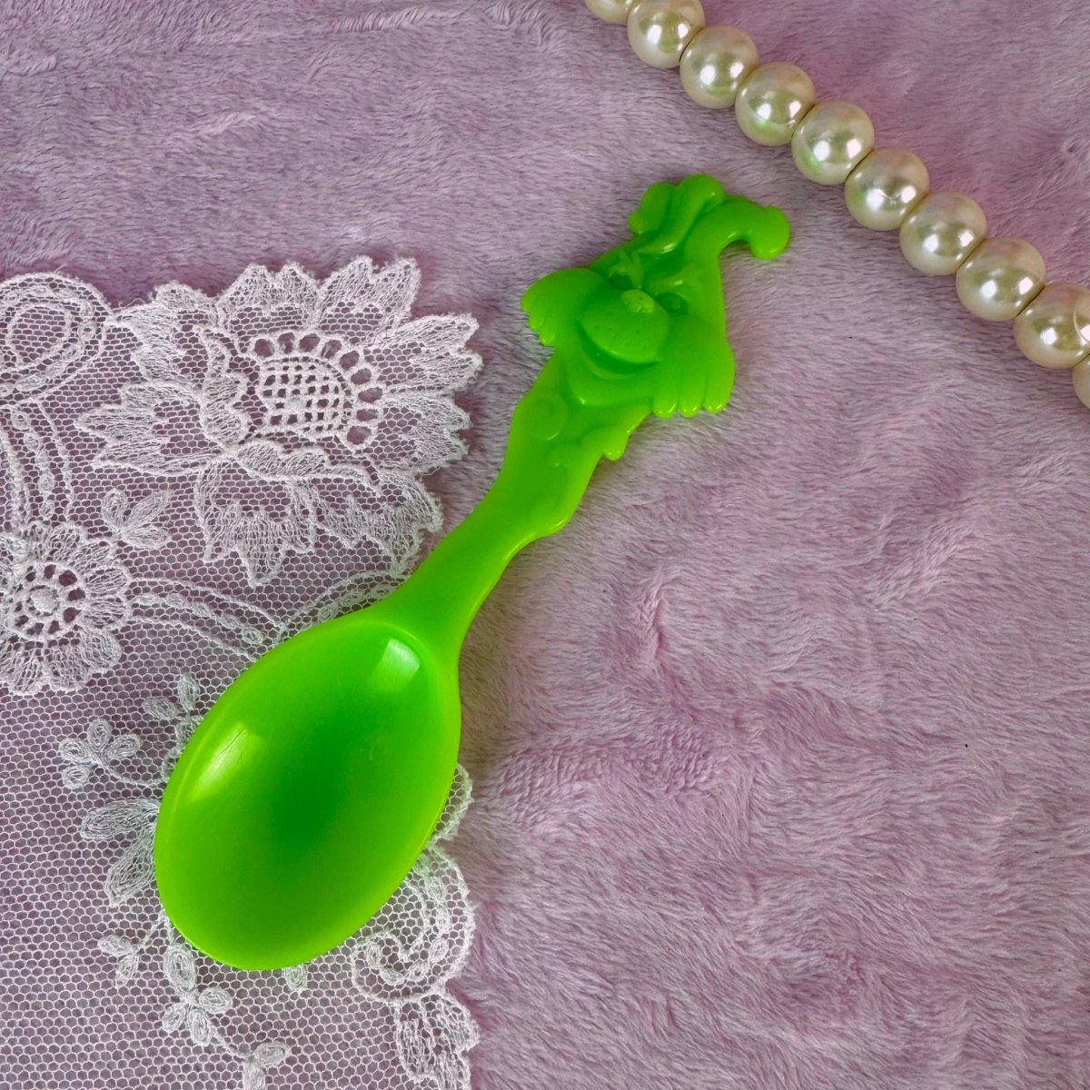 Vintage 1990s Grinch Cereal Spoon - Dr Seuss Kellogg’s Prize - Decor - ThrowbackBuys - Starbunnyvintage